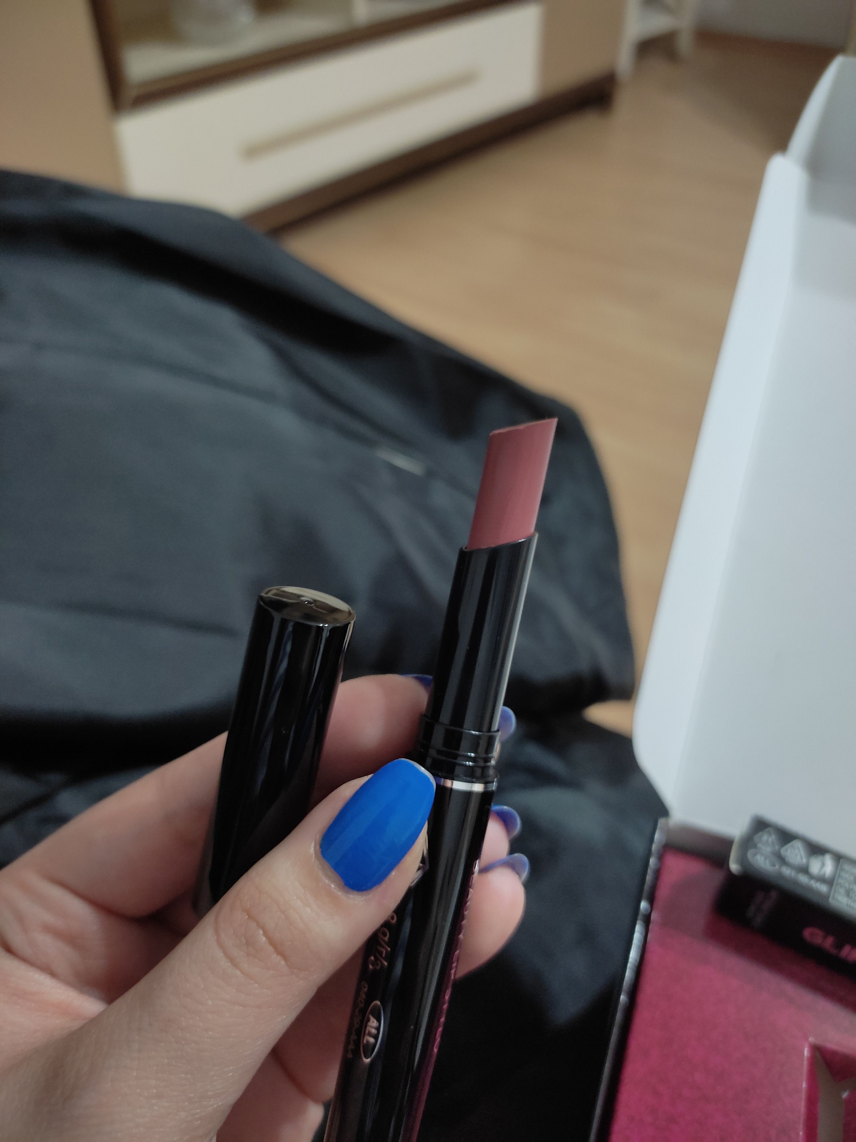 رژ لب  آوون Avon اورجینال MPACK5071 photo review