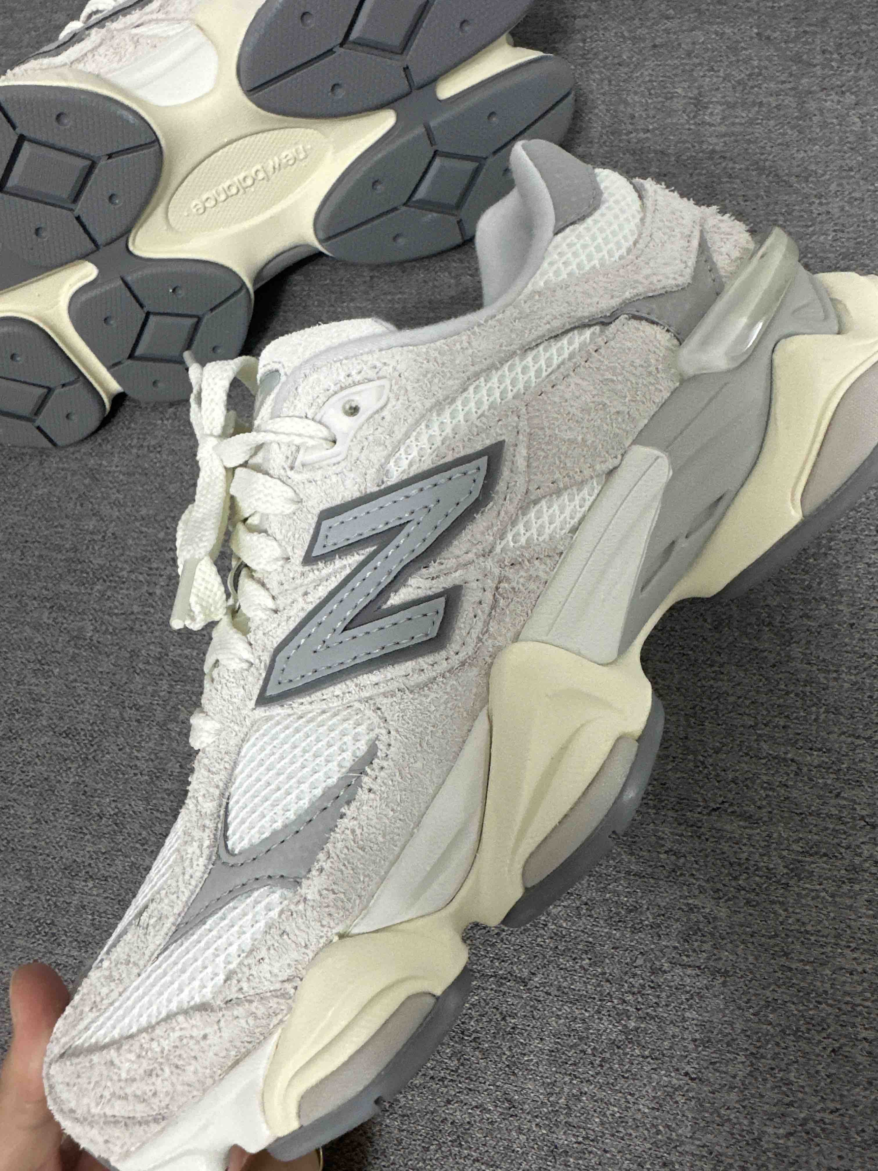 اسنیکر زنانه نیوبالانس New Balance اورجینال 9060HSC23 photo review