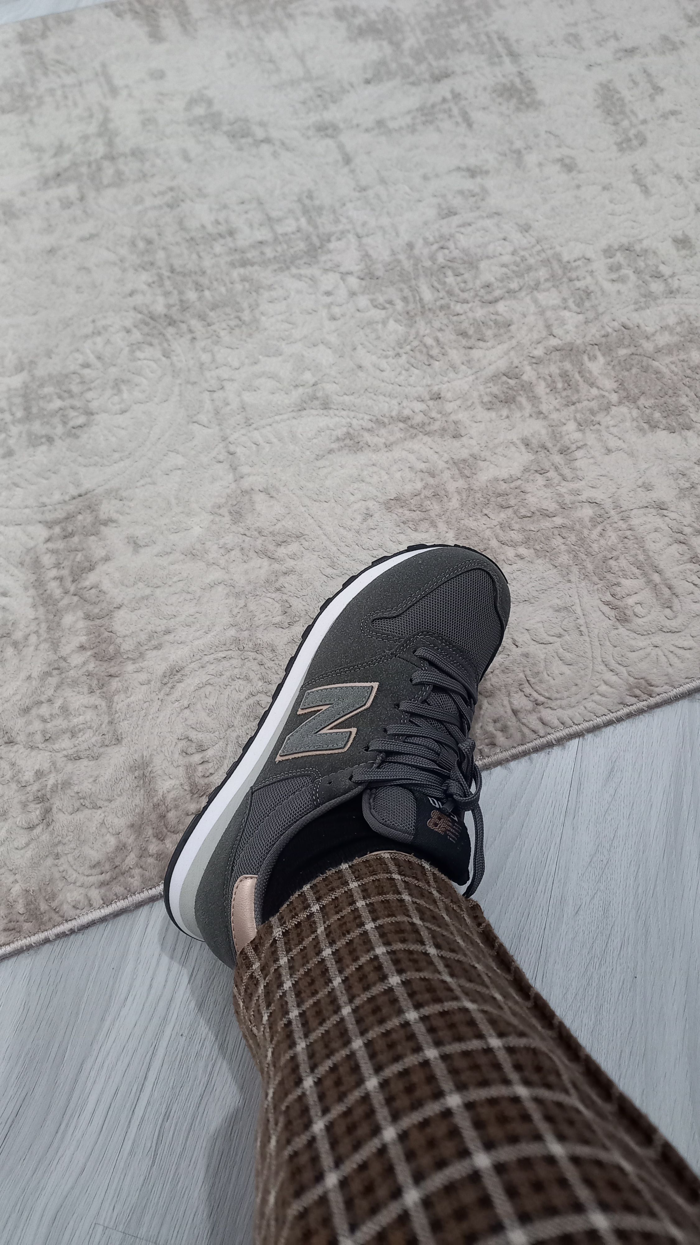 کفش پیاده روی زنانه نیوبالانس New Balance اورجینال GW500TSG-Gri-v3 photo review