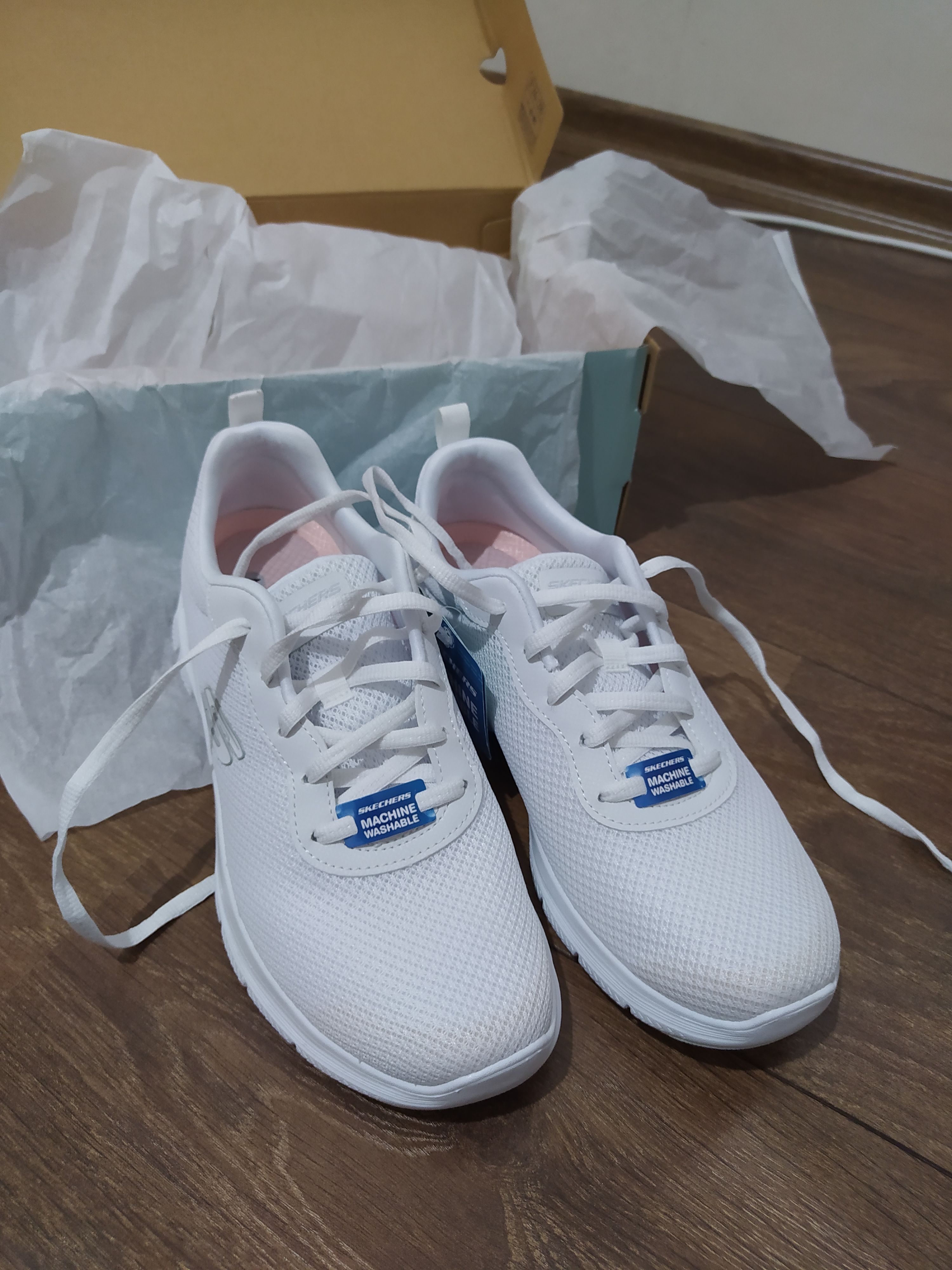 کتانی تمرین و دویدن زنانه اسکیچرز Skechers اورجینال 149303 WHT photo review