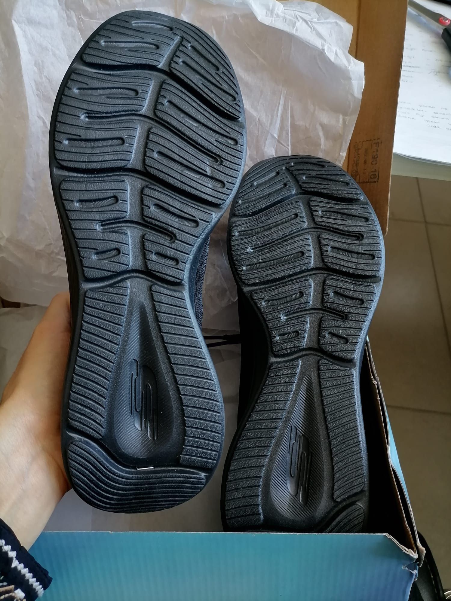 کتانی تمرین و دویدن زنانه اسکیچرز Skechers اورجینال 149991 BBK photo review